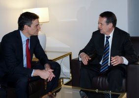 El Presidente de la FEMP y Pedro Sánchez, durante su reunión.